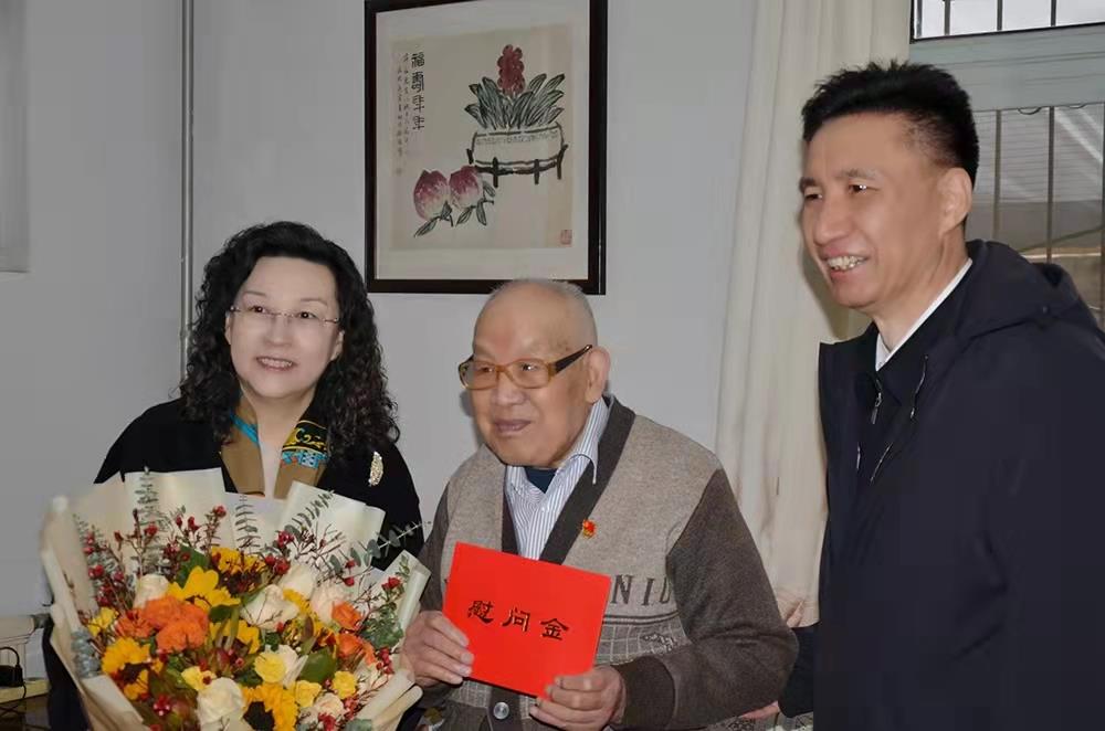 濟(jì)南產(chǎn)發(fā)集團(tuán)黨委副書(shū)記、總經(jīng)理黃蓓走訪慰問(wèn)離休老干部、老黨員